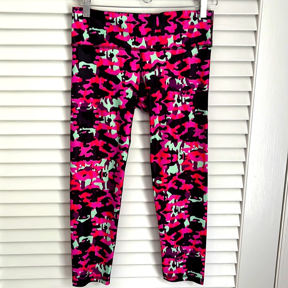 Noli Yoga Legging Crop Capri - Original Tag- Pop Art Camo Pink